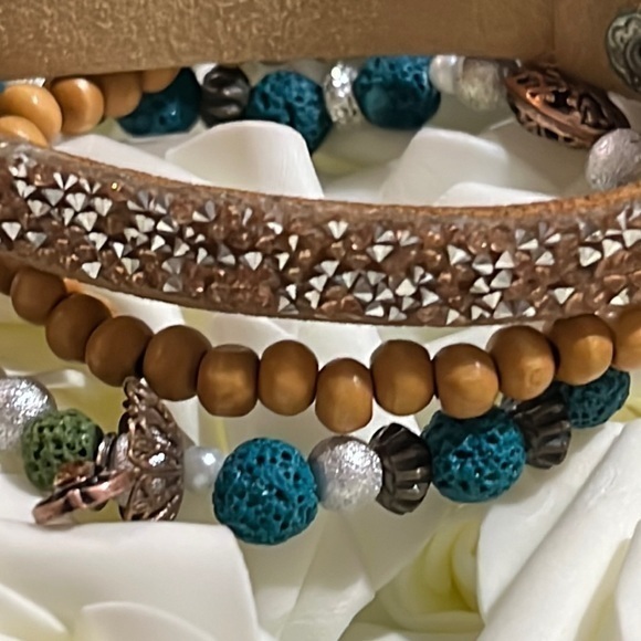Jewelry - 💛Cute three-piece bracelet set